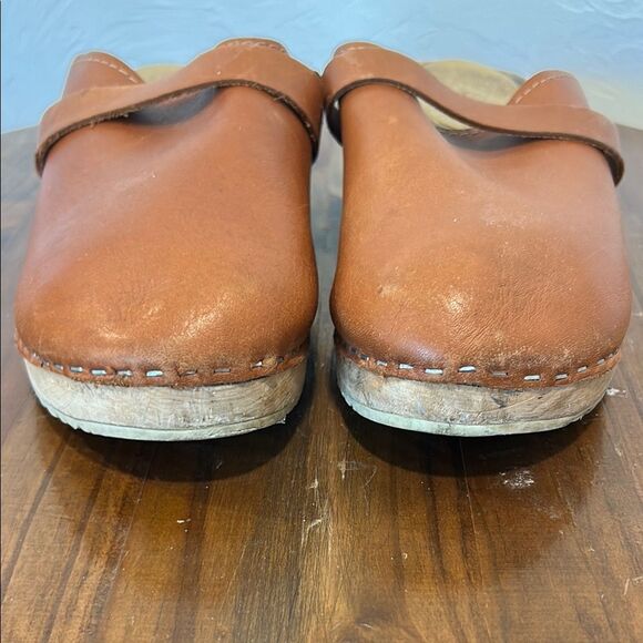 Lotta Women's Tan Leather Clogs - Picture 5 of 5